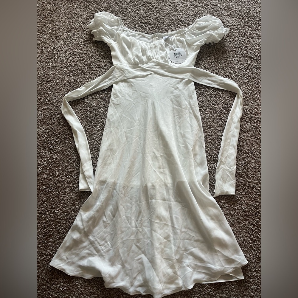 Elegant White Dress with Puff Sleeves